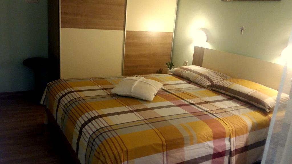 Guest House Tonica Krk Town Exterior foto